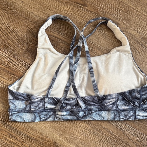lululemon Energy Bra in a Nulux fabric with a Concrete Jungle print. - Picture 4 of 4